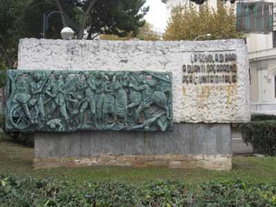 Nel giardino di fronte a N' derr la lanz, il monumento rettangolare della Scuola di Bari dedicato all'Unit� d'Italia